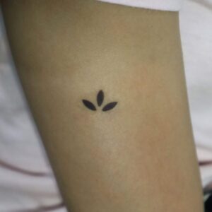 Three Petals Temporary Tattoo – Minimalist Floral Body Art Design